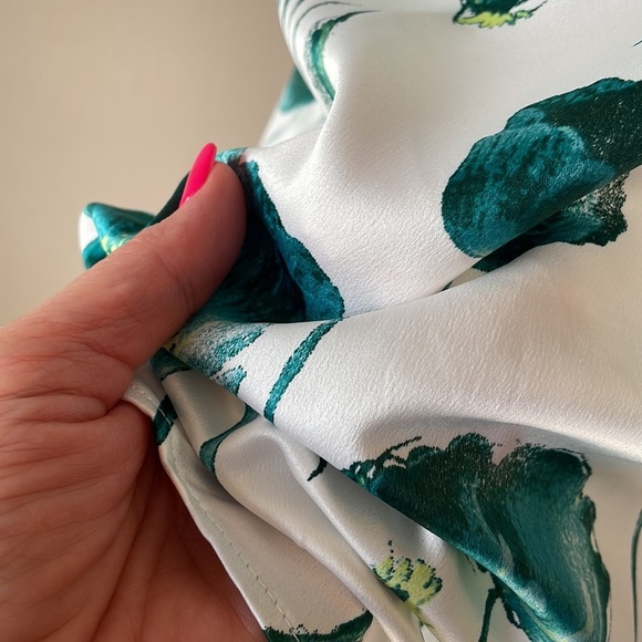 ALFANI women’s poppy floral short sleeve blouse V neck size Med white w/ green - Picture 3 of 12